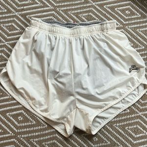 Tracksmith men’s size M twilight split shorts in off-white/cream